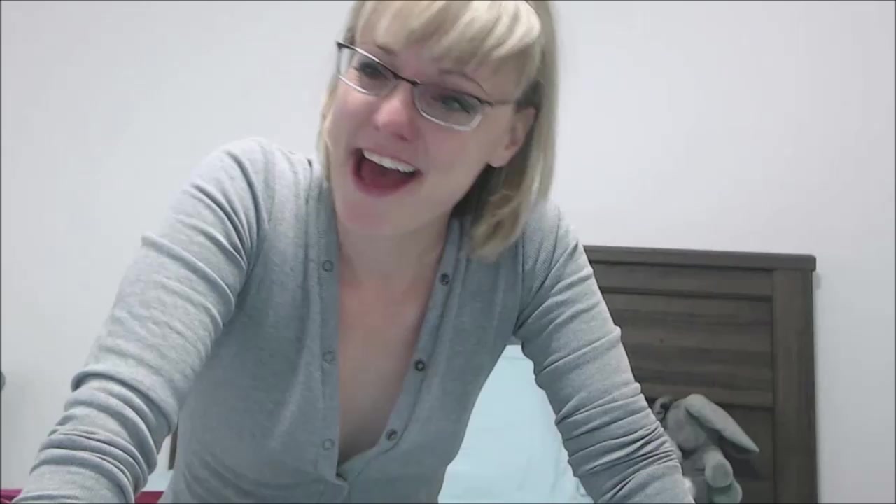 Blonde Hair Glasses - Hot Mature Blonde with Glasses and Short Hair Helping Guys R - Camvideos.tv