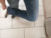 [Manyvids] CandieCane - peeing in the floor drain at walmart