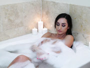 REYA SUNSHINE – BATHTUB JOI