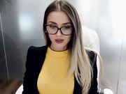 anyarayne glasses girl