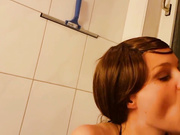 Gesicht wichsen und sauber pissen